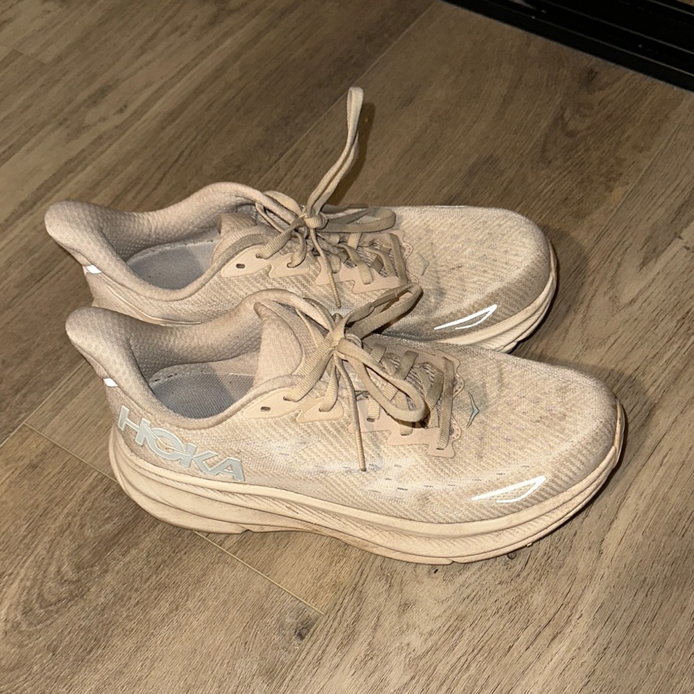 Clifton 9 Hokas Eggnog